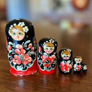 Russian Nesting Dolls Set of 5. See details below and in photos.